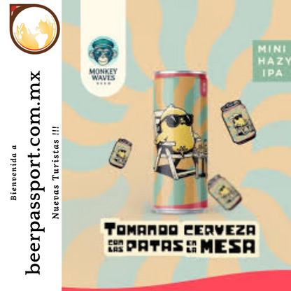 Tomando Cerveza Con Las Patas En La Mesa