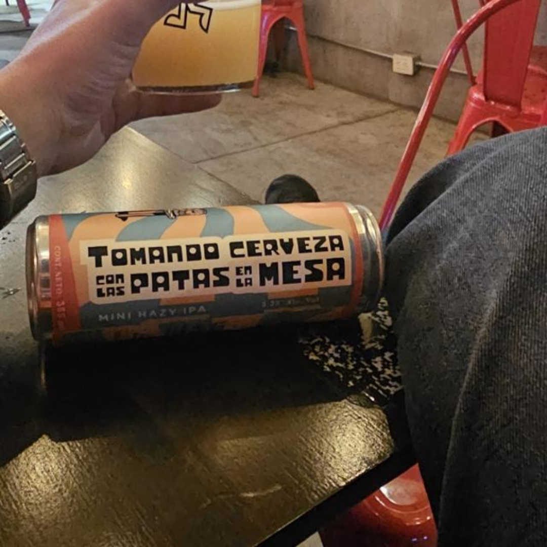 Tomando Cerveza Con Las Patas En La Mesa